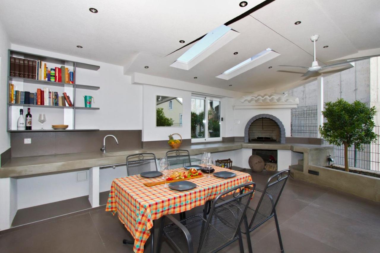 Luxury With Roofed Patio Near & Center